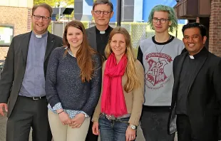 Diözesanjugendseelsorger Tobias Schwaderlapp, Isabel Andrae, Kardinal Rainer Maria Woelki, Helen Quarg, Jacob Jürgens, Pfarrer Regamy Thillainathan (von links). / Erzbistum Köln/A. Kunze