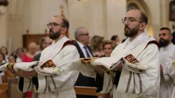 George und Johnny Jallouf bei ihrer Priesterweihe / Tawk Center