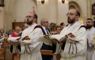 George und Johnny Jallouf bei ihrer Priesterweihe / Tawk Center