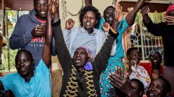 Eliud Kipchoges Mutter, Janet Rotich (Mitte) verfolgt den Rekordlauf ihres Sohnes mit Familienmitgliedern am 12. Oktober 2019 / BRIAN ONGORO/AFP via Getty