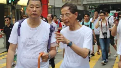 Jimmy Lai (Lai Chee-Ying) mit Martin Lee (rechts) bei den Menschenrechts-Märschen am 1. July 2013 in Hongkong. / VOA / Wikimeda (CC0) 