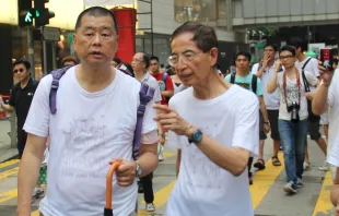 Jimmy Lai (Lai Chee-Ying) mit Martin Lee (rechts) bei den Menschenrechts-Märschen am 1. July 2013 in Hongkong. / VOA / Wikimeda (CC0) 