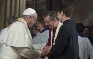 Freundliche Begrüßung: Papst Franziskus bei der anglikanischen Gemeinde Roms am 26. Februar 2017. / L'Osservatore Romano/CNA