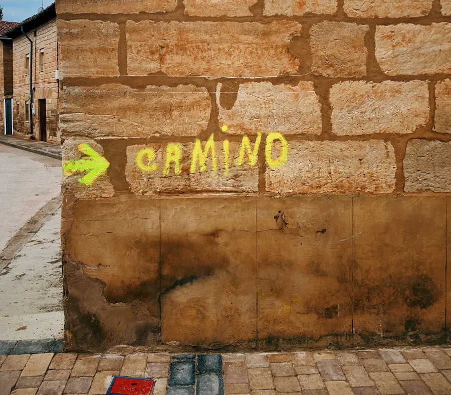 Hier geht es lang: Wegzeichen für Wallfahrer auf der Peregrinatio Compostellana