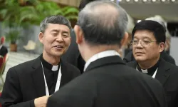 Bischof Antonio Yao Shun von Jining (links) und Bischof Joseph Yang Yongqiang von Zhouchun (rechts) im Oktober 2023 in Rom / Vatican Media