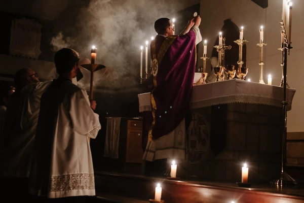 Eine Feier der heiligen Messe in der überlieferten Form. / Josh Applegate / Unsplash (CC0)