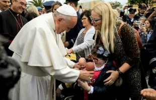 Herzliche Begrüßung: Papst Franziskus kurz nach seiner Ankunft in Portugal am 12. Mai 2017 / LUSA