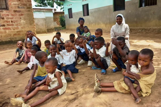 Schüler an einer katholischen Grundschule in der Demokratischen Republik Kongo nahmen an der Rosenkranzaktion teil