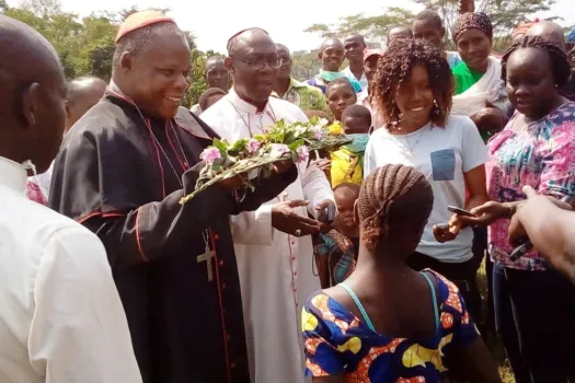 Dieudonné Kardinal Nzapalainga CSSp beim Besuch in einer Pfarrei / Kirche in Not