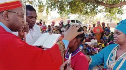 Bischof Antonio Juliasse Ferreira Sandramo spendet bei seinem Besuch im Norden der Provinz Cabo Delgado die Firmung / Kirche in Not