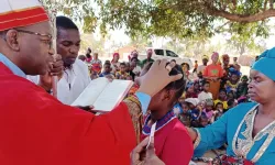 Bischof Antonio Juliasse Ferreira Sandramo spendet bei seinem Besuch im Norden der Provinz Cabo Delgado die Firmung / Kirche in Not