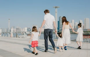 Familie (Illustration) / Kin Li / Unsplash (CC0) 