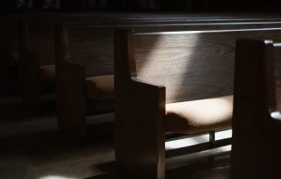 Kirchenbänke / Josh Applegate / Unsplash