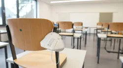 Symbolbild: Verlassenes Klassenzimmer / Unsplash / marco fileccia