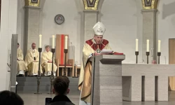 Kardinal Kurt Koch bei seiner Predigt am 9. November 2025 im Hamburger Mariendom. / Rudolf Gehrig / CNA Deutsch