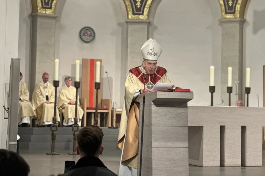 Kardinal Kurt Koch bei seiner Predigt am 9. November 2025 im Hamburger Mariendom. / Rudolf Gehrig / CNA Deutsch