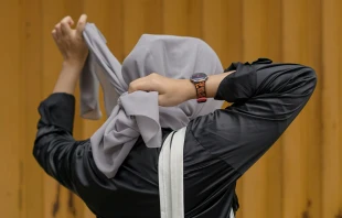 Frau mit Kopftuch / Nada / Unsplash