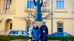 Vor dem Bischöflichen Palais in Krakau: Eleanor Petritschenko, Katharina Schimonowitsch, Natalia Miroschnitschenko und Mikita Heywitsch (von links).  / Solène Tadié