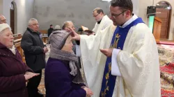 Priester spendet die Krankensalbung / Miroslaw Benedyk / EWTN Polska