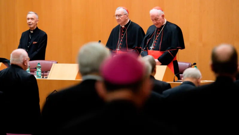 Die Kardinäle Ladaria, Parolin und Ouellet mit den deutschen Bischöfen in Rom am 18. November 2022