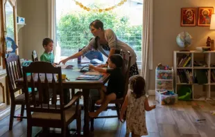 Maureen McKinley beim Homeschooling im Wohnzimmer der Familie in Phoenix (Arizona). Gemeinsam mit ihrem Mann Matt unterrichtet die junge Mutter die fünf Kinder. Auch Latein ist auf dem Lehrplan. / Jake Kelly