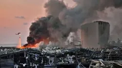 Ein Hubschrauber löscht am 4. August 2020 ein Feuer am Ort einer Explosion im Hafen der libanesischen Hauptstadt Beirut. 
 / A helicopter puts out a fire at the scene of an explosion at the port of Lebanon's capital Beirut on August 4, 2020. Credit: STR/AFP via Getty Images
