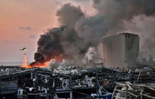 Ein Hubschrauber löscht am 4. August 2020 ein Feuer am Ort einer Explosion im Hafen der libanesischen Hauptstadt Beirut. 
 / A helicopter puts out a fire at the scene of an explosion at the port of Lebanon's capital Beirut on August 4, 2020. Credit: STR/AFP via Getty Images
