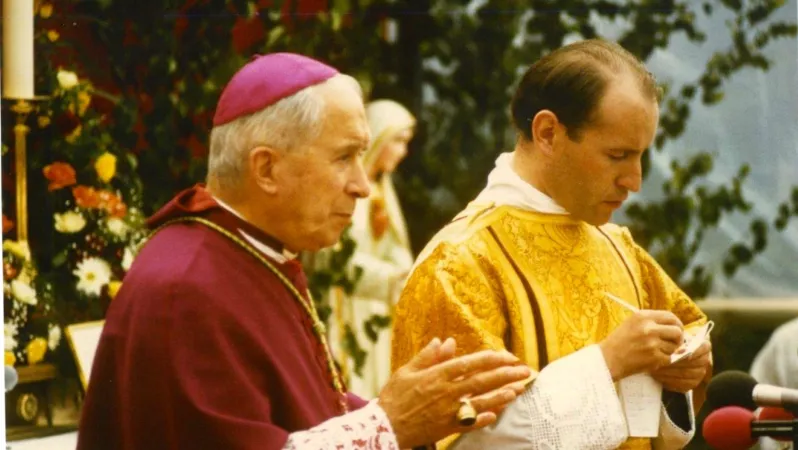 Ein junger Pater Schmidberger mit dem Gründer der Piusbruderschaft, Erzbischof Marcel Lefebvre. Am 8. Dezember feierte der Regens des Seminars der Piusbrüder in Deutschland sein 40. Priesterjubiläum.