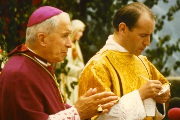 Ein junger Pater Franz Schmidberger mit dem Gründer der Piusbruderschaft, Erzbischof Marcel Lefebvre. / Priesterbruderschaft St. Pius X.