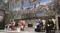 Papst Leo XIV. sowie König Charles III. und Königin Camilla beim Gebet in der Sixtinischen Kapelle / Vatican Media