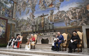 Papst Leo XIV. sowie König Charles III. und Königin Camilla beim Gebet in der Sixtinischen Kapelle / Vatican Media
