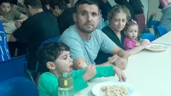 Flüchtlingsfamilie in einer kirchlichen Suppenküche im Libanon / Kirche in Not