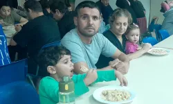 Flüchtlingsfamilie in einer kirchlichen Suppenküche im Libanon / Kirche in Not