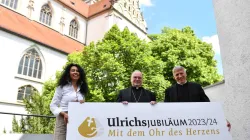 Gemeinsam haben sie das Leitwort und Logo zum Ulrichsjubiläum vorgestellt: Bischof Bertram Meier (Mitte), die Künstlerin Lilian Moreno Sánchez sowie der Vorsitzende des St.-Ulrich-Komitees, Dr. Thomas Groll / Maria Steber / pba