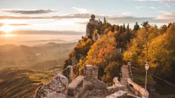 Eine der drei Burgen des Monte Titano in der wohl ältesten Republik der Welt, San Marino. Die Nation ist benannt nach dem heiligen Marinus. / Lorenzo Castagnone / Unsplash (CC0) 