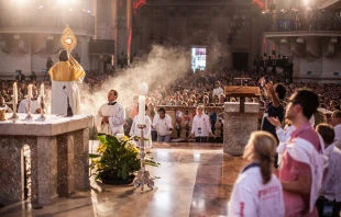 Mit viel Lobpreis und Anbetung haben 10.000 Jugendliche in Salzburg das Pfingstfest gefeiert. / loretto.at