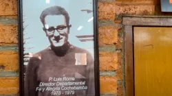 Foto von Pater Luis María Roma, SJ, in der Aula des Internats Juan XXIII in Cochabamba (Bolivien), dem Ort, an dem ein anderer Jesuitenpater, Alfonso Pedrajas (Pater Pica), die meisten seiner Missbräuche an Minderjährigen begangen hat. Dieses Bild wurde dort im Oktober 2023 aufgenommen. / Andrés Henríquez / ACI Prensa