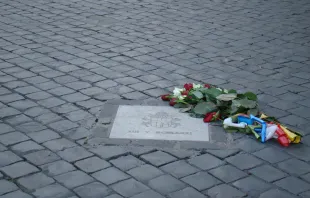 Blumen an der Steinplatte auf dem Petersplatz, die an das Attentat erinnert. / Paul Badde / EWTN