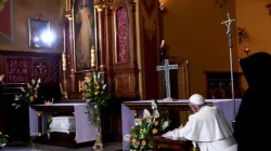 Papst Franziskus betet vor dem Bild der Göttlichen Barmherzigkeit im Sanktuarium der Barmherzigkeit Gottes in Polen am 30. Juli 2016. 
 / Mazur/episkopat.pl.
