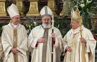 Erzbischof Dominique Mathieu (Mitte) nach seiner Weihe zum Erzbischof von Teheran-Isfahan, Iran, in der Basilika der Zwölf Apostel in Rom. / Vatikanische Kongregation für die Orientalischen Kirchen.