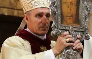 Angesicht zu Angesicht: Erzbischof Gänswein segnet die Gläubigen mit dem "Gesicht der Barmherzigkeit", dem Abbild des Schleiers von Manoppello, in der Kirche Santo Spirito am 16. Januar 2016.  / CNA/Daniel Ibanez