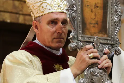 Angesicht zu Angesicht: Erzbischof Gänswein segnet die Gläubigen mit dem "Gesicht der Barmherzigkeit", dem Abbild des Schleiers von Manoppello, in der Kirche Santo Spirito am 16. Januar 2016.  / CNA/Daniel Ibanez