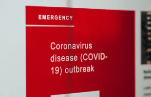 Warnschild zum Ausbruch der Coronavirus-Krankheit COVID-19 / Markus Spiske / Unsplash (CC0) 