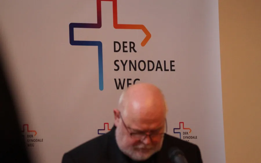 Der sogenannte "Synodale Weg" soll ein "Reformprozess" sein und wurde maßgeblich von Kardinal Reinhard Marx (im Vordergrund) initiiert.