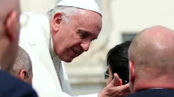 Papst Franziskus am Barmherzigkeitssonntag auf dem Petersplatz, 3. April 2016. / CNA/Alexey Gotovskiy