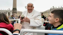 Papst Franziskus mit Mate Tee / Vatican Media