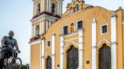 Radler vor einer Kirche in Havanna, Kuba (Archiv) / Mattia Albertin  / Unsplash (CC0)