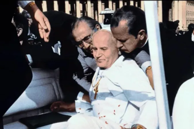 13. Mai 1981 auf dem Petersplatz: Ein von Schüssen getroffener Papst Johannes Paul II. bricht zusammen.
