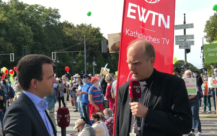 Der Augsburger Weihbischof Florian Wörner im Live-Interview mit dem katholischen Fernsehsender EWTN.TV beim "Marsch für das Leben" 2020 vor dem Brandenburger Tor in Berlin.