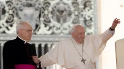Papst Franziskus begrüßt die Gläubigen auf dem Petersplatz. Hier bei der Generalaudienz am 27. April 2022. / CNA Deutsch / Daniel Ibanez